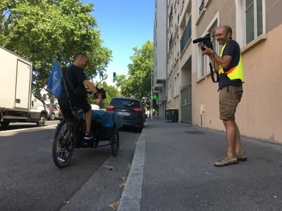 Marc filme Thomas sur son vélo