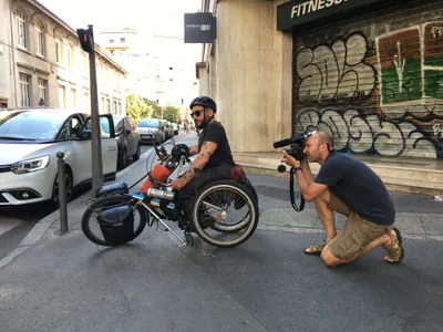 Marc filme dans la rue