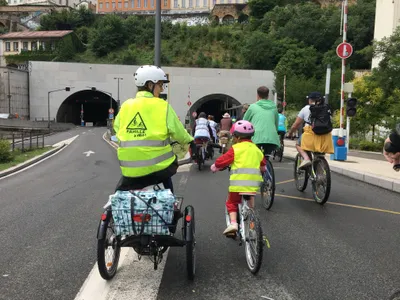 Vélo bus dans les rues de Lyon